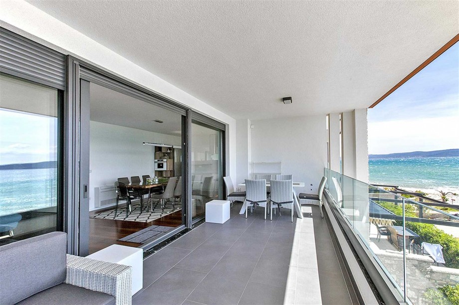 CROWONDER Beachfront Aqua Apartment with Panoramic Seaview