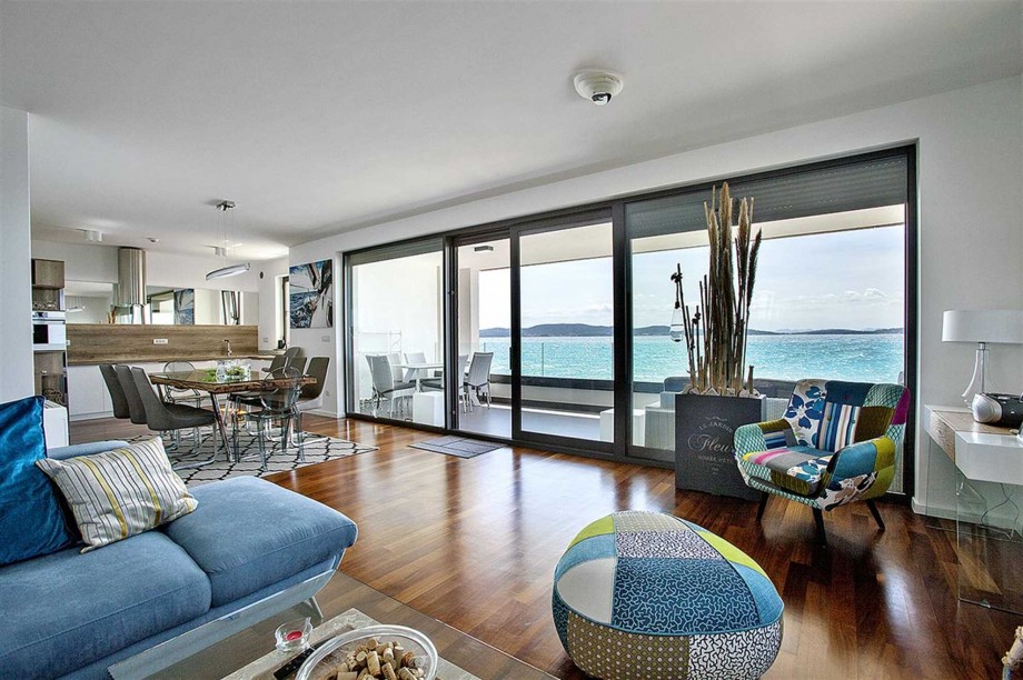 CROWONDER Beachfront Aqua Apartment with Panoramic Seaview