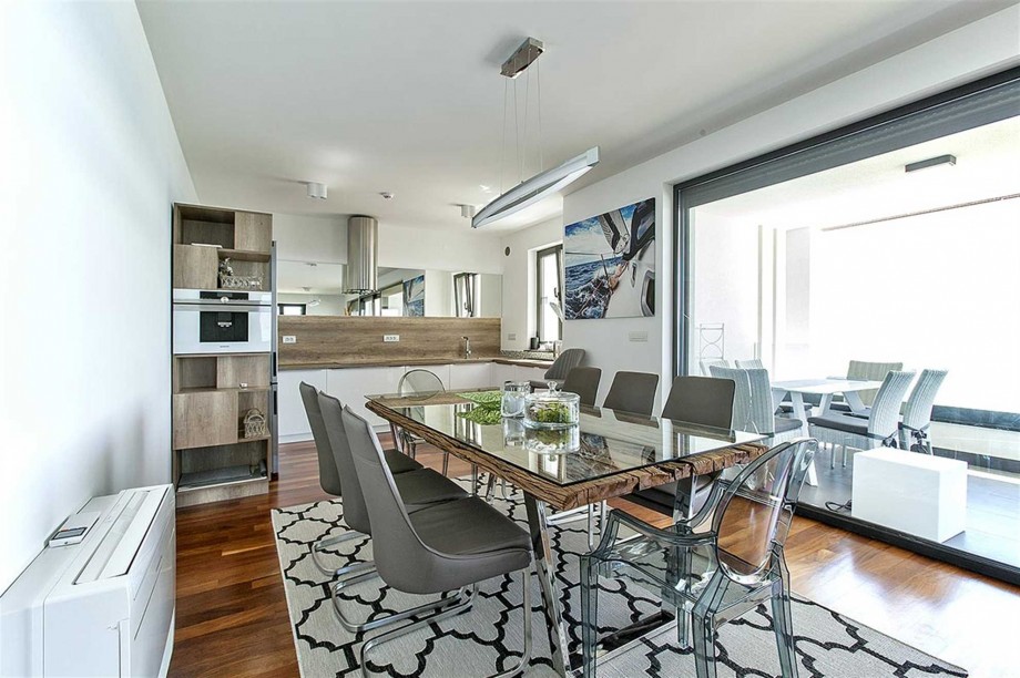 CROWONDER Beachfront Aqua Apartment with Panoramic Seaview