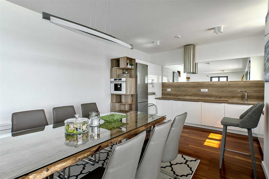 CROWONDER Beachfront Aqua Apartment with Panoramic Seaview