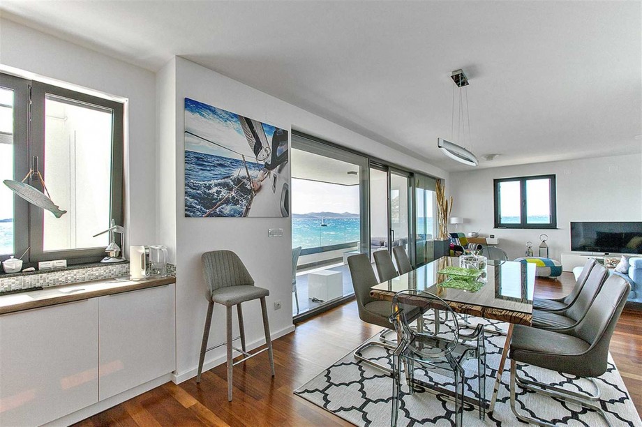 CROWONDER Beachfront Aqua Apartment with Panoramic Seaview