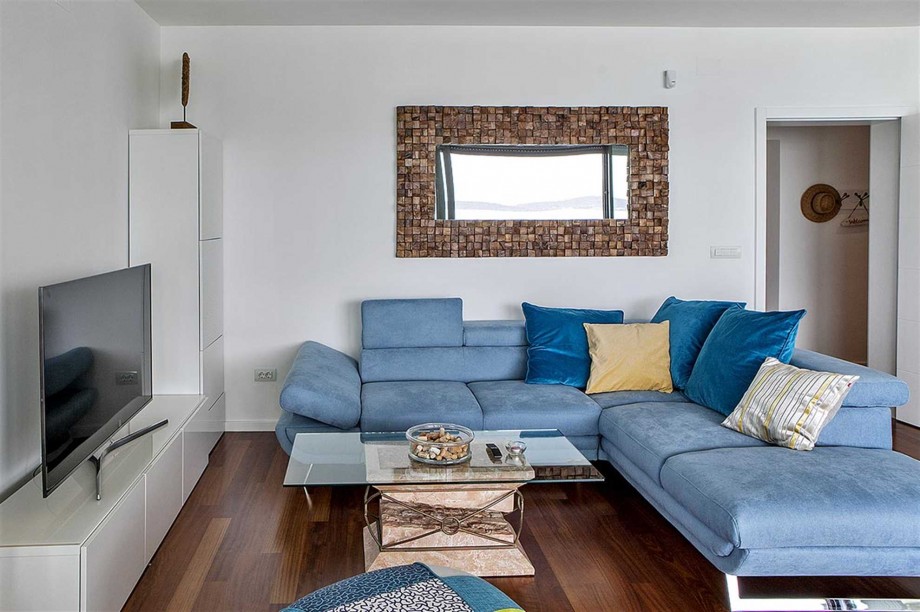 CROWONDER Beachfront Aqua Apartment with Panoramic Seaview