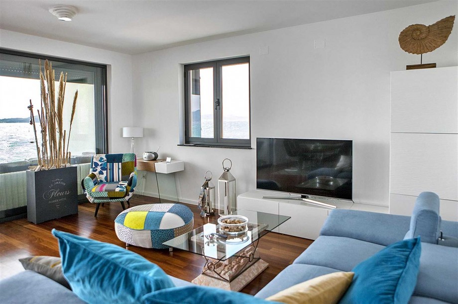 CROWONDER Beachfront Aqua Apartment with Panoramic Seaview