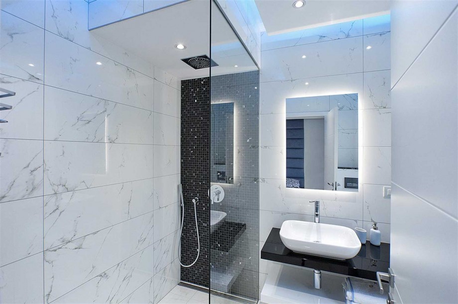 CROWONDER Beachfront Aqua Apartment with Panoramic Seaview