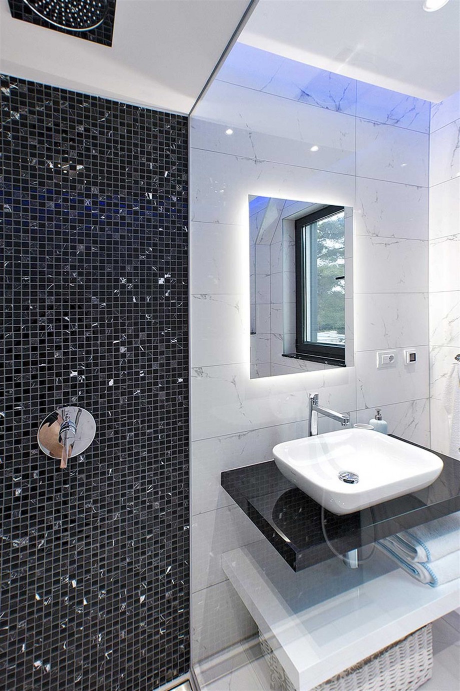 CROWONDER Beachfront Aqua Apartment with Panoramic Seaview