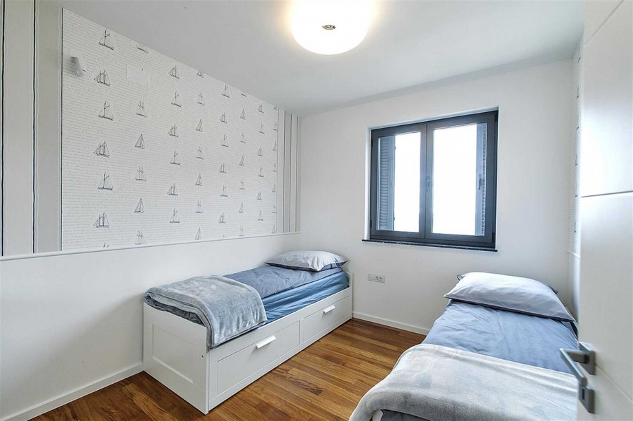 CROWONDER Beachfront Aqua Apartment with Panoramic Seaview