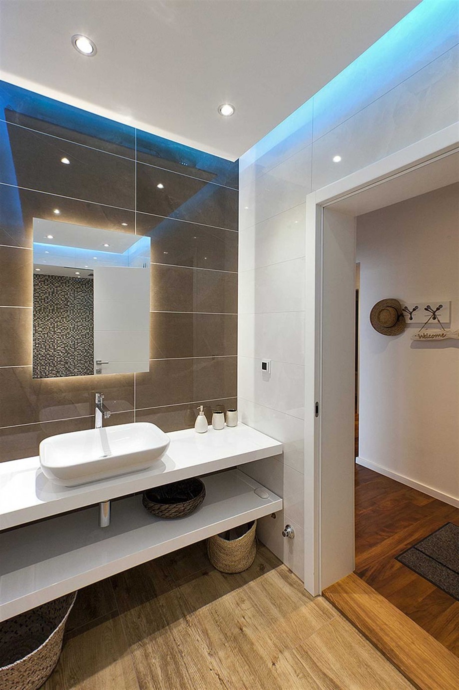 CROWONDER Beachfront Aqua Apartment with Panoramic Seaview