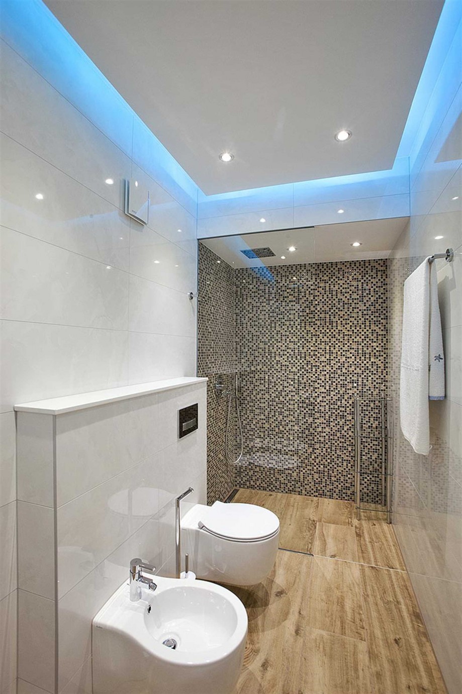 CROWONDER Beachfront Aqua Apartment with Panoramic Seaview