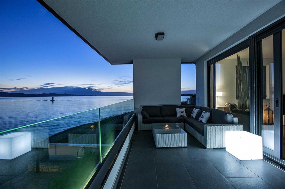 CROWONDER Beachfront Aqua Apartment with Panoramic Seaview
