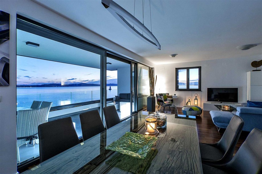 CROWONDER Beachfront Aqua Apartment with Panoramic Seaview