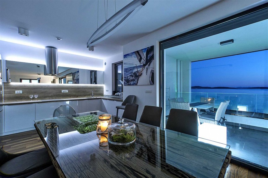 CROWONDER Beachfront Aqua Apartment with Panoramic Seaview