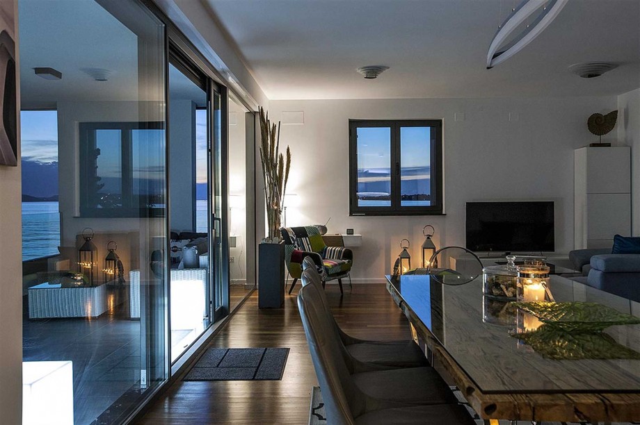 CROWONDER Beachfront Aqua Apartment with Panoramic Seaview