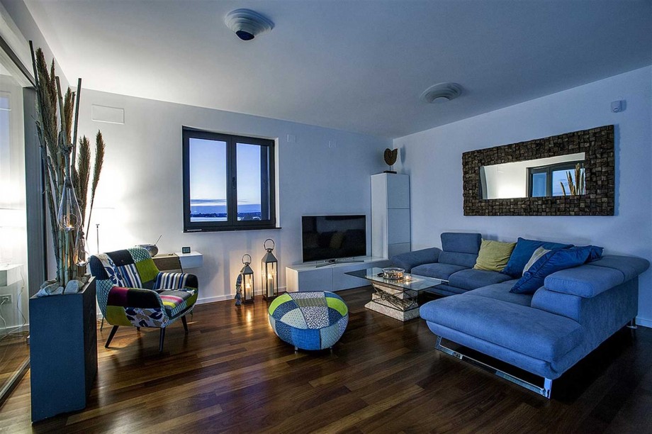 CROWONDER Beachfront Aqua Apartment with Panoramic Seaview