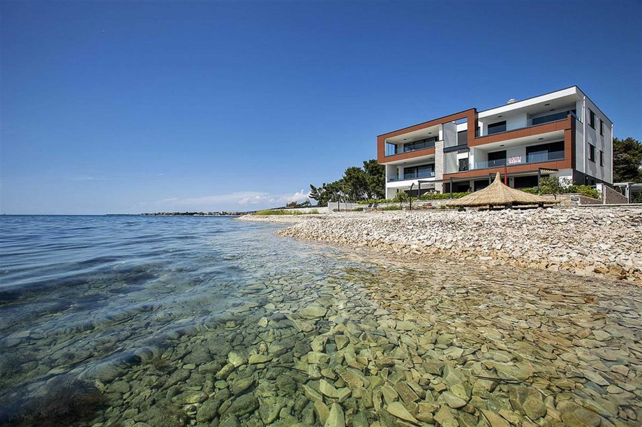 CROWONDER Beachfront Aqua Apartment with Panoramic Seaview