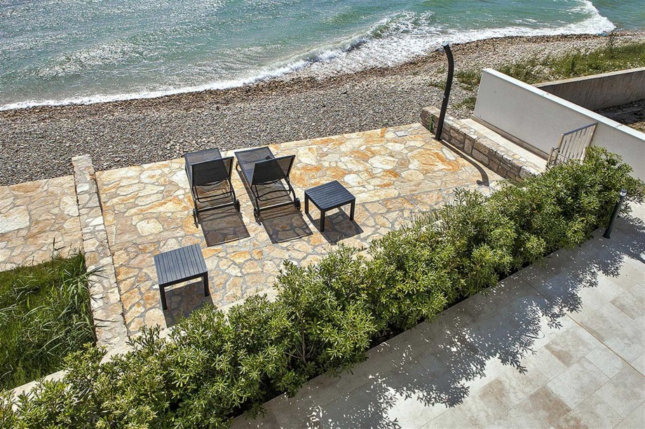 CROWONDER Beachfront Aqua Apartment with Panoramic Seaview