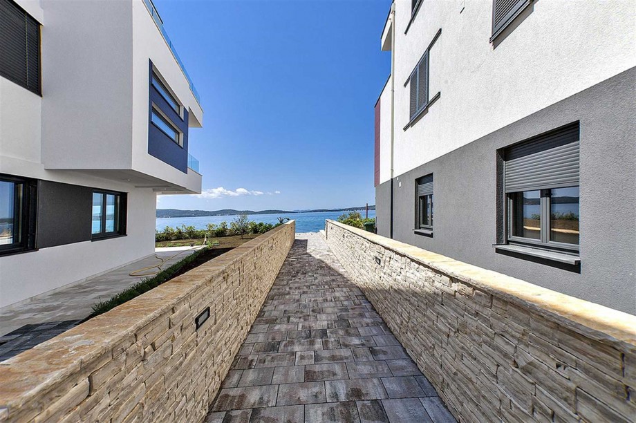 CROWONDER Beachfront Aqua Apartment with Panoramic Seaview