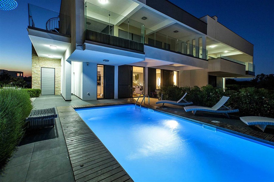 CROWONDER Villa Aqua with Swimming Pool and Jacuzzi