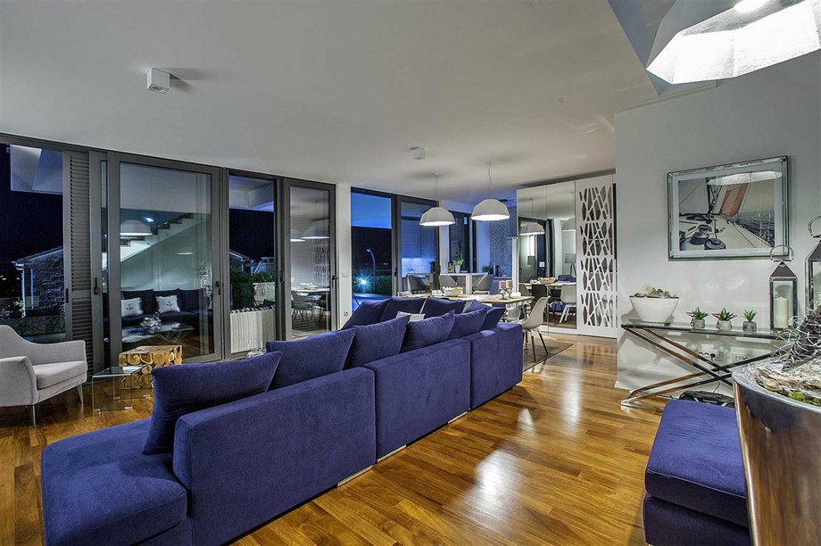 CROWONDER Villa Aqua with Swimming Pool and Jacuzzi