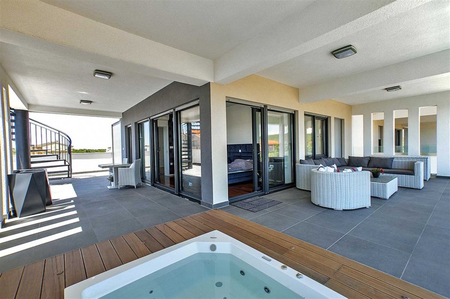 CROWONDER Villa Aqua with Swimming Pool and Jacuzzi