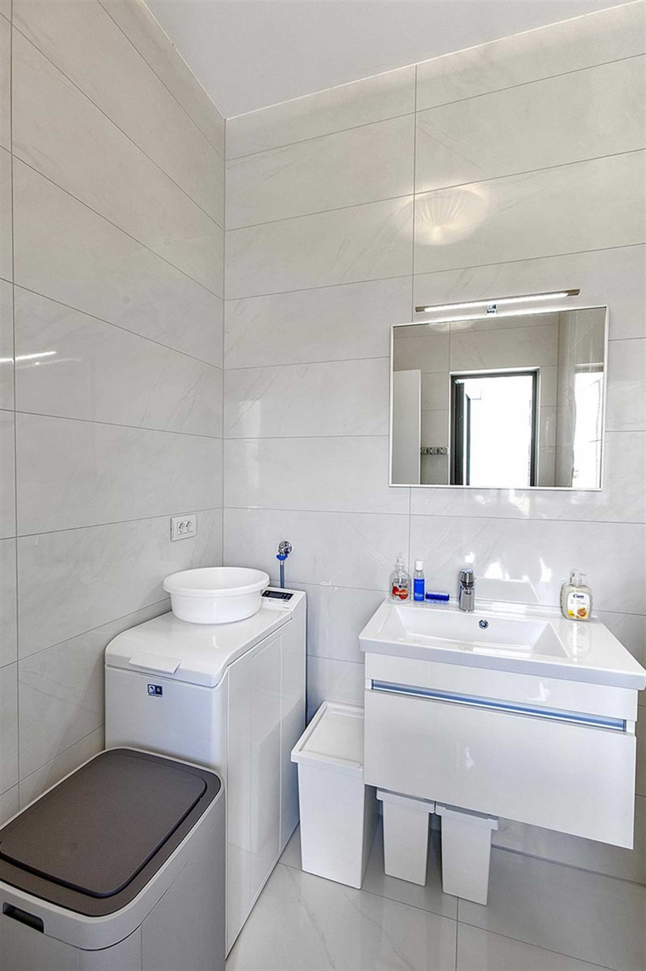 CROWONDER Villa Aqua with Swimming Pool and Jacuzzi