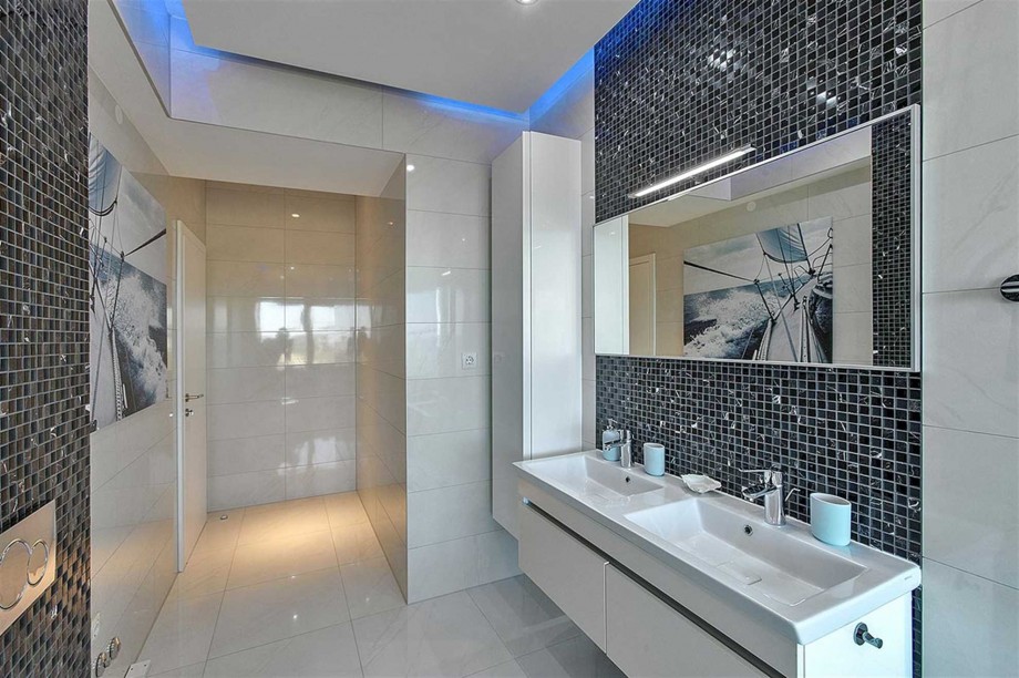 CROWONDER Villa Aqua with Swimming Pool and Jacuzzi