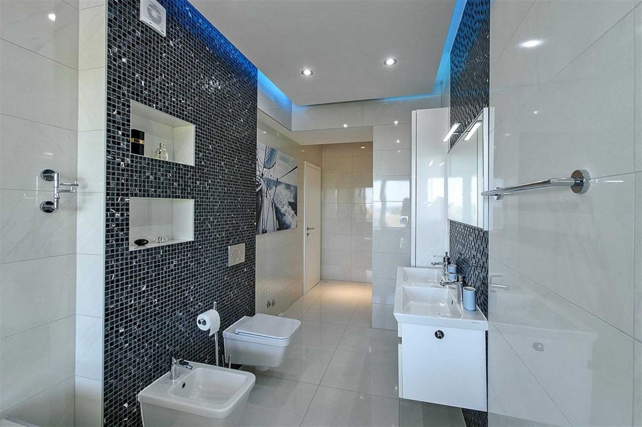 CROWONDER Villa Aqua with Swimming Pool and Jacuzzi
