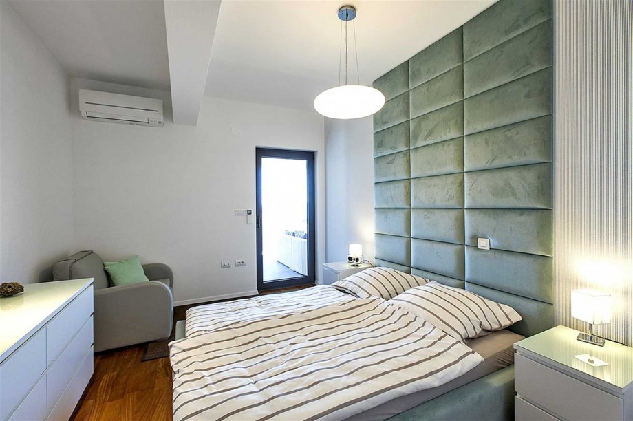CROWONDER Villa Aqua with Swimming Pool and Jacuzzi