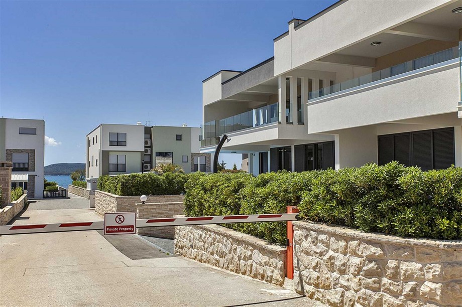CROWONDER Villa Aqua with Swimming Pool and Jacuzzi