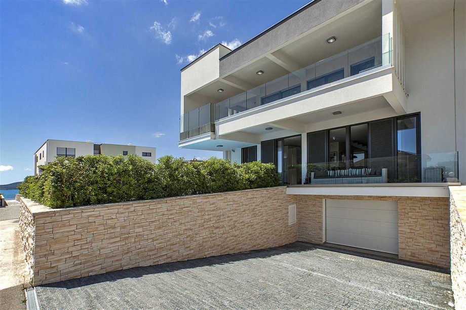 CROWONDER Villa Aqua with Swimming Pool and Jacuzzi