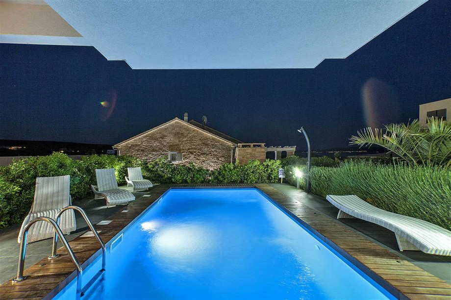 CROWONDER Villa Aqua with Swimming Pool and Jacuzzi