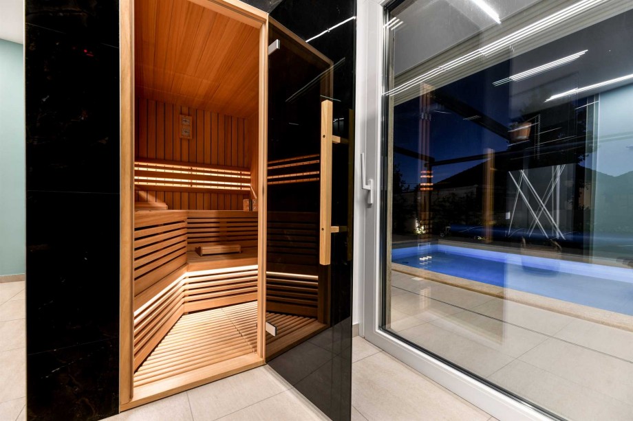 CROWONDER  Superior Apartments and Rooms Oaza with Heated Swimming Pool, Gym and Sauna- Room R102