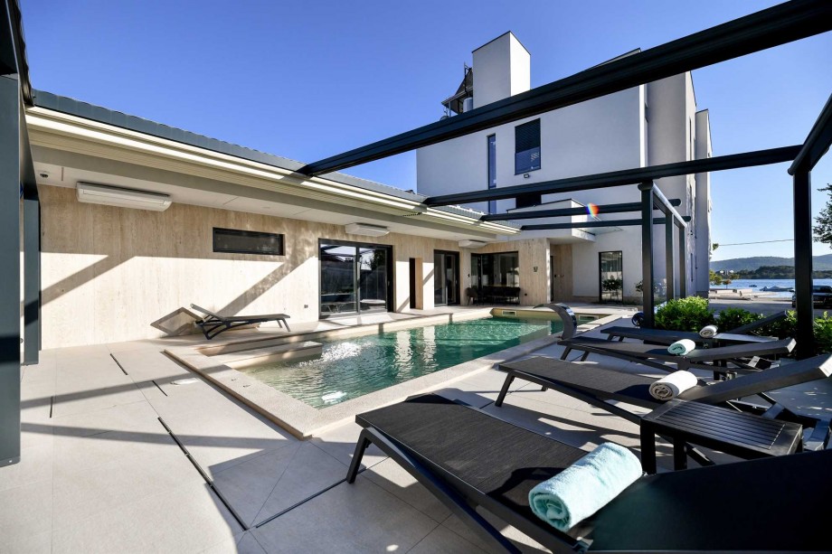 CROWONDER  Superior Apartments and Rooms Oaza Heated Swimming Pool, Gym and Sauna- Room R203 with Sea View