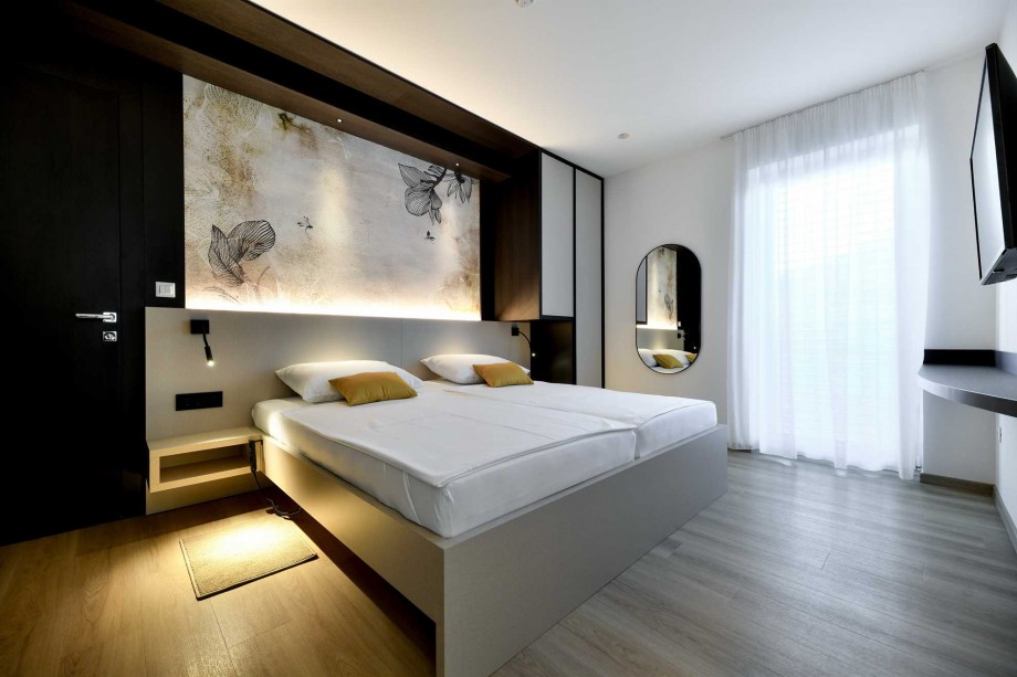 CROWONDER  Superior Apartments and Rooms Oaza Heated Swimming Pool, Gym and Sauna- Room R203 with Sea View