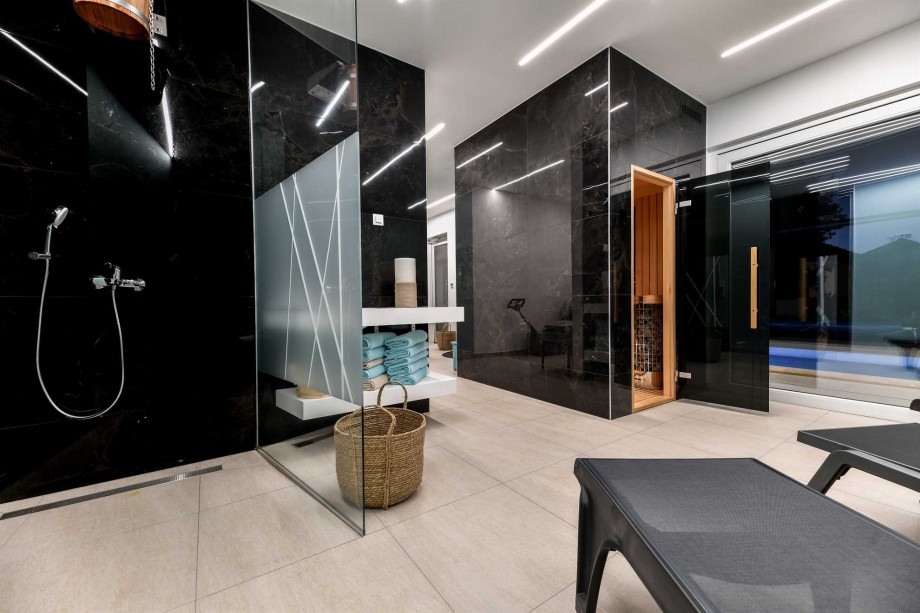 CROWONDER  Superior Apartments and Rooms Oaza with Heated Swimming Pool, Gym and Sauna- Room R204