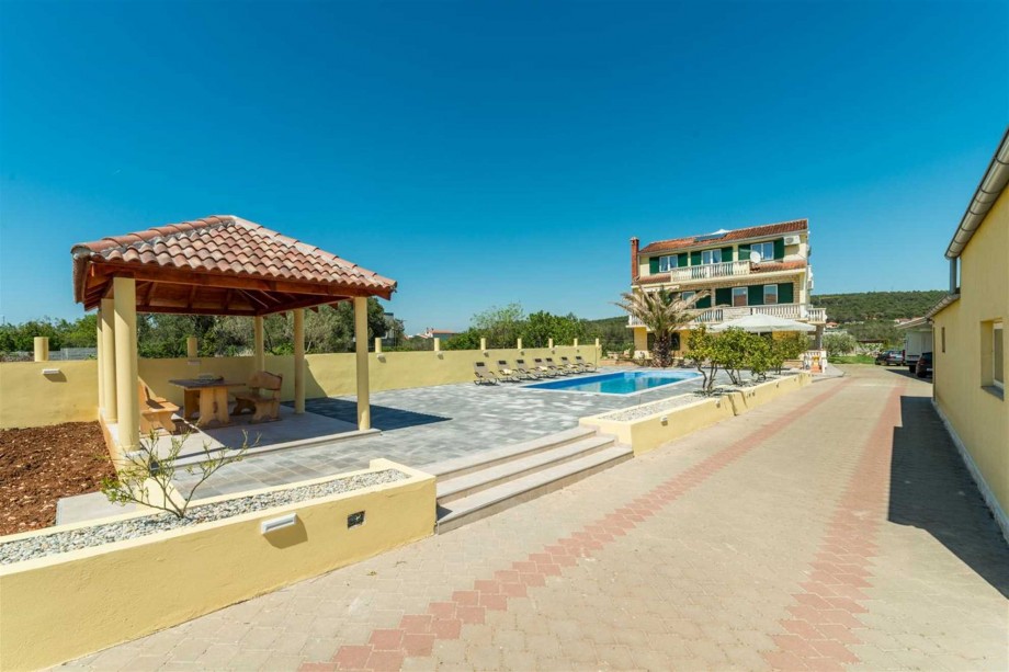CROWONDER Sun & Fun Apartaments with Swimming Pool - Apartment Green Olives for 10 people