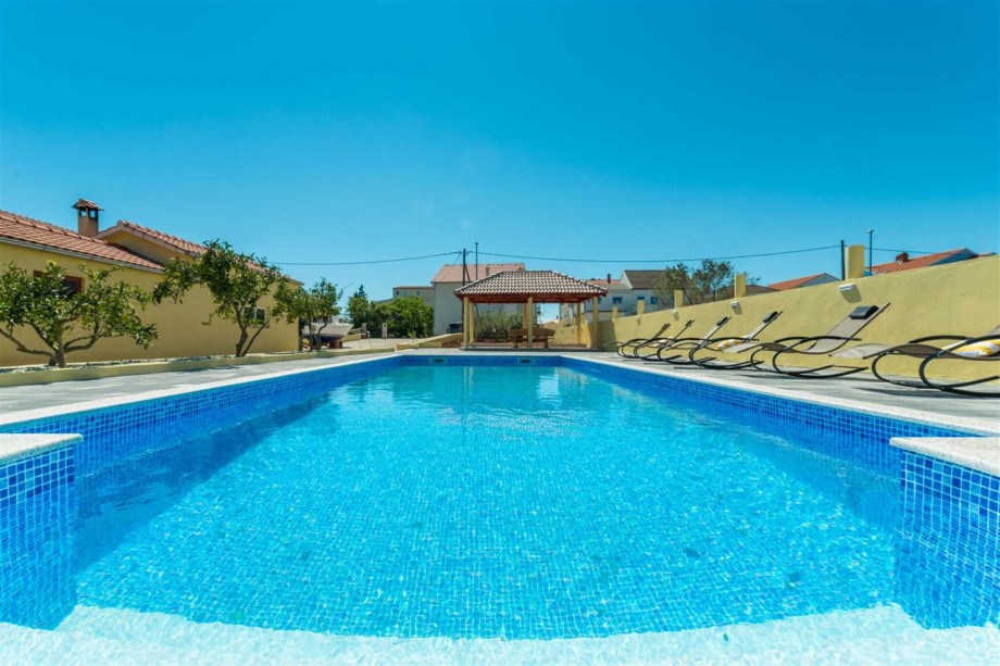 CROWONDER Sun & Fun Apartments with Swimming Pool- Apartment Blue Sky for 4 people