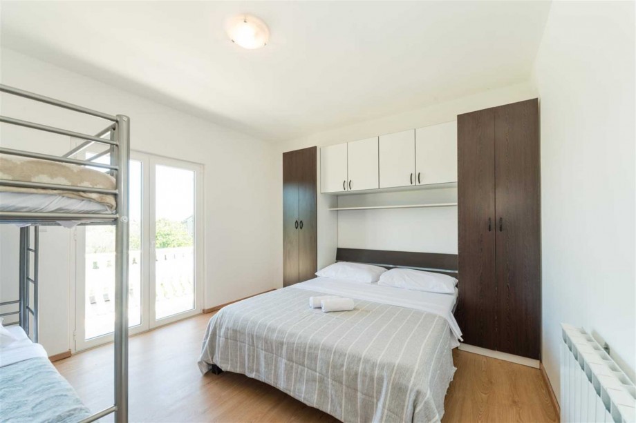 CROWONDER Sun&Fun Apartaments with Swimming Pool- Apartment Sunny Morning for 10 people