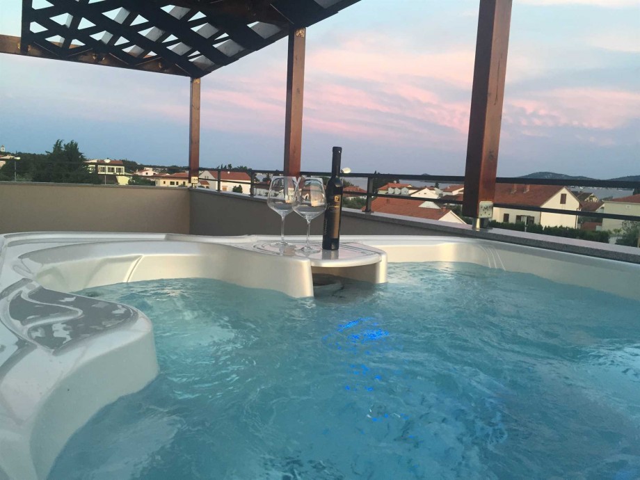 CROWONDER Luxury Toretta Apartment A3 with Jacuzzi