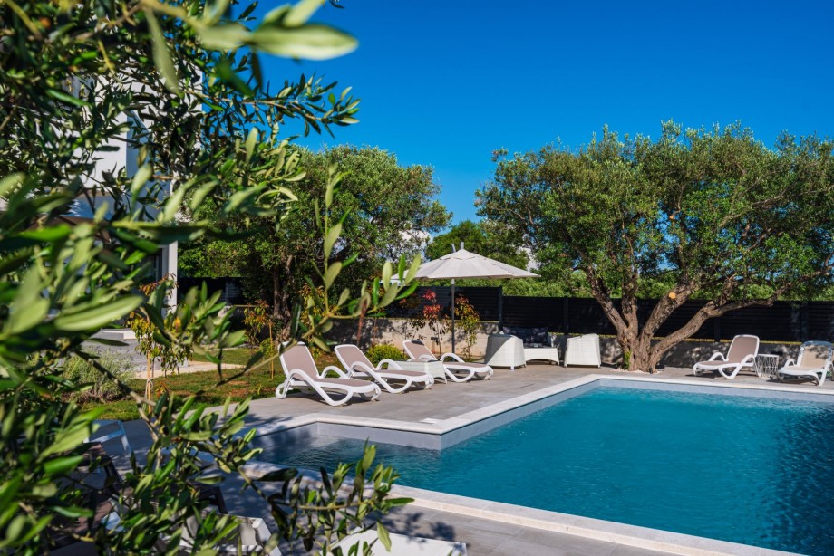 Crowonder Sun Dance Apartments- Apartment A2 with Heated Swimming Pool, Seaview and Green Garden