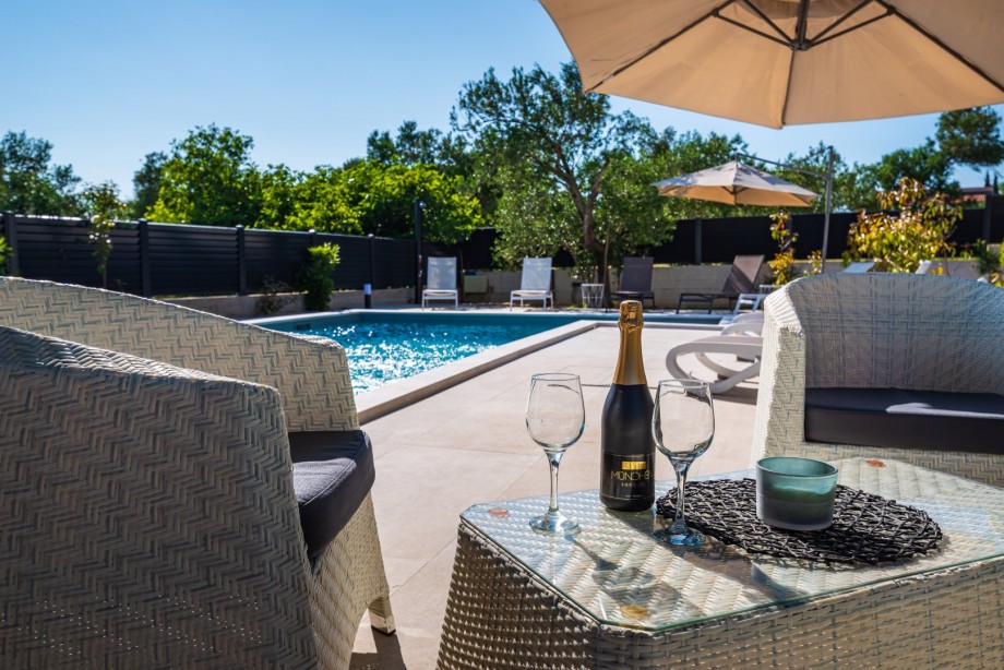 Crowonder Sun Dance Apartments- Apartment A2 with Heated Swimming Pool, Seaview and Green Garden