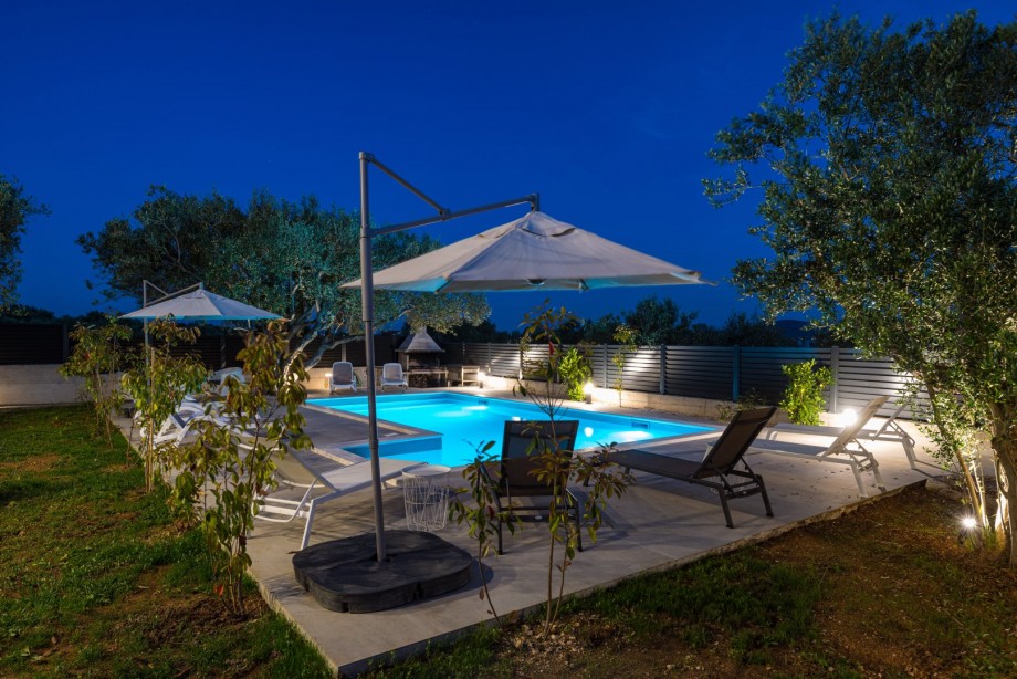 Crowonder Sun Dance Apartments- Apartment A2 with Heated Swimming Pool, Seaview and Green Garden