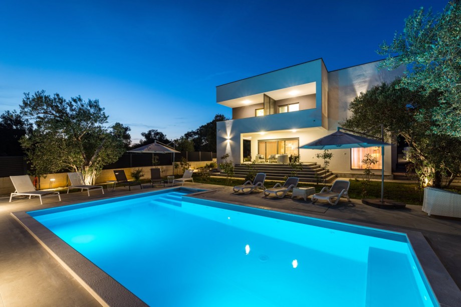 Crowonder Sun Dance Apartments- Apartment A2 with Heated Swimming Pool, Seaview and Green Garden