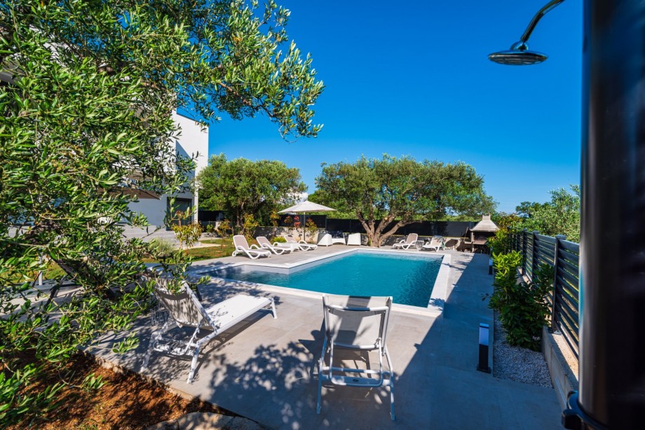Crowonder Sun Dance Apartments- Apartment A2 with Heated Swimming Pool, Seaview and Green Garden