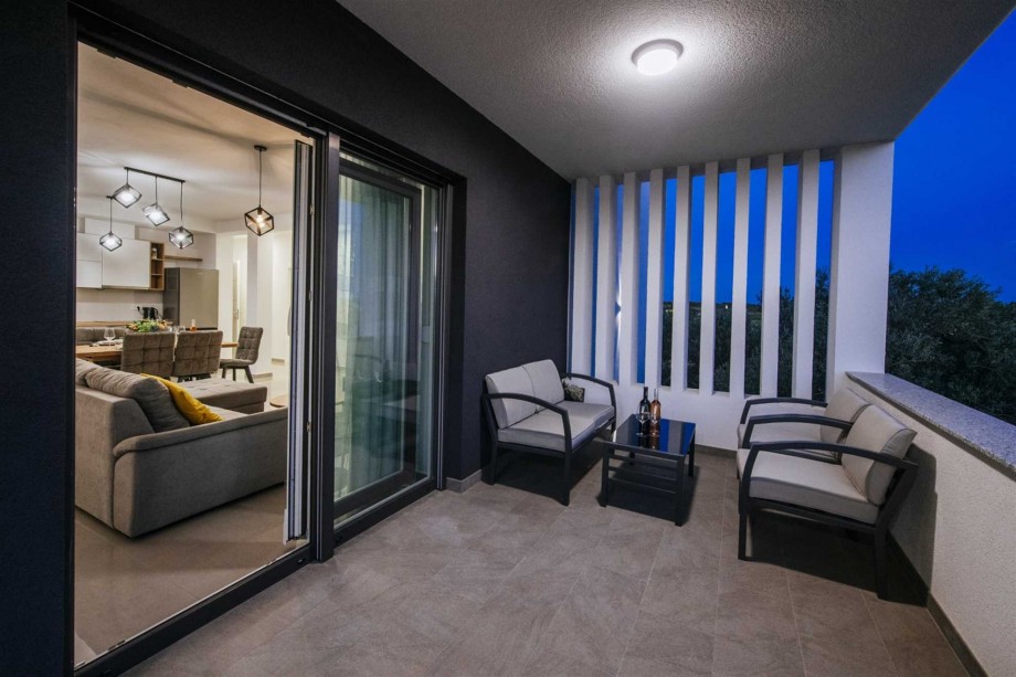 Crowonder Sun Dance Apartments- Apartment A2 with Heated Swimming Pool, Seaview and Green Garden