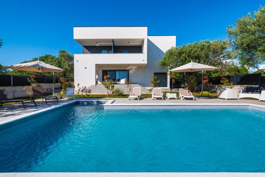 Crowonder Sun Dance Apartments- Apartment A2 with Heated Swimming Pool, Seaview and Green Garden