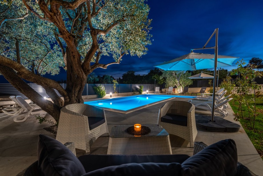 Crowonder Sun Dance Apartments- Apartment A2 with Heated Swimming Pool, Seaview and Green Garden
