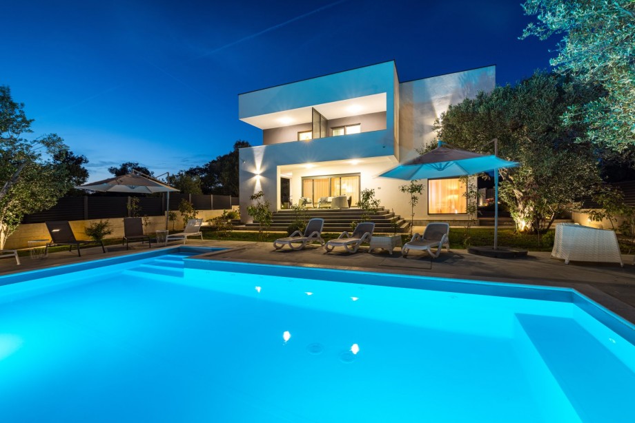 Crowonder Sun Dance Apartments- Apartment A2 with Heated Swimming Pool, Seaview and Green Garden