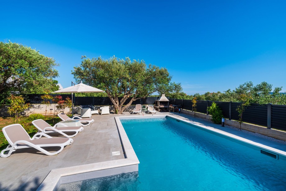 Crowonder Sun Dance Apartments- Apartment A2 with Heated Swimming Pool, Seaview and Green Garden