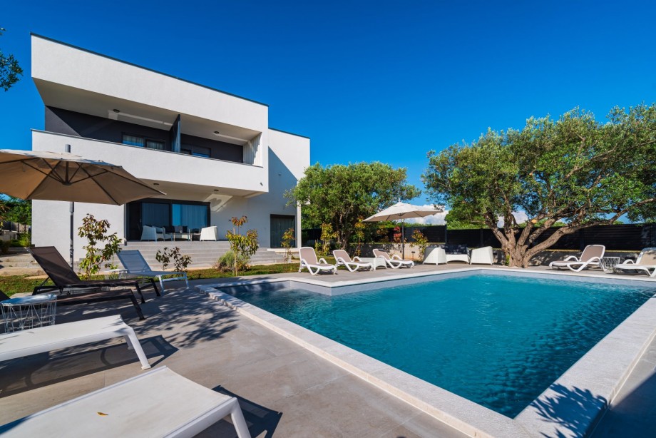 Crowonder Sun Dance Apartments- Apartment A2 with Heated Swimming Pool, Seaview and Green Garden