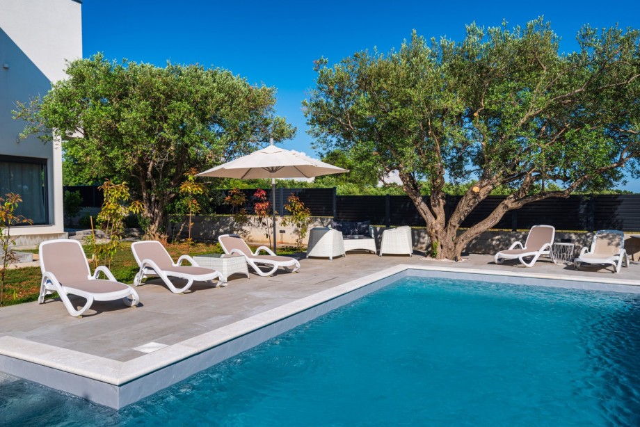 Crowonder Sun Dance Apartments- Apartment A2 with Heated Swimming Pool, Seaview and Green Garden